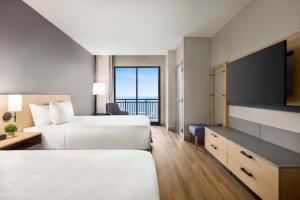 弗吉尼亚海滩Hyatt Place Virginia Beach Oceanfront的酒店客房设有两张床和一台平面电视。