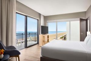 弗吉尼亚海滩Hyatt Place Virginia Beach Oceanfront的一间卧室配有一张床,享有海景