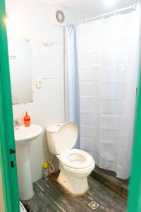 塔里哈卡萨布兰卡旅馆 的一间带卫生间和水槽的浴室