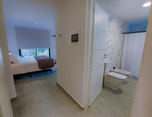 内乌肯Apartamento Luxury Vistas E的一间带卫生间的浴室和一间带一张床的卧室
