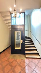 奥斯陆Oslo-Frogner的走廊上设有黑色的门和楼梯
