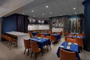 夏洛特DoubleTree by Hilton Charlotte City Center的一间配备有蓝色桌椅的用餐室