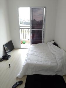 里约热内卢Aconchego Hostel的一间带白色床的卧室和一个阳台