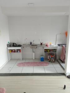里约热内卢Aconchego Hostel的一间带水槽的厨房和白色的地板