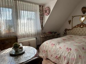 科隆豪斯韦塞尔酒店的一间卧室配有一张床和一张桌子及四柱床