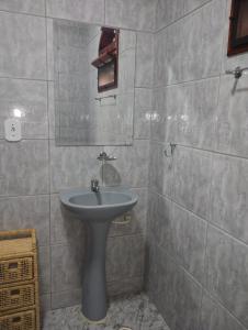 阿拉鲁阿马Pouso Zen的一间带水槽和镜子的浴室