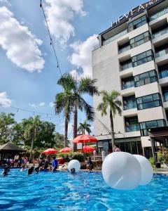 安吉利斯Hevea Hotel & Resort的水中带球的游泳池