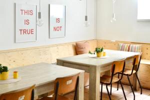 锡姆里斯港HEMMET Simrishamns vandrarhem och B&B的一间带2张桌子和椅子的用餐室