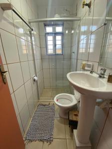 蒂拉登特斯Pouso da Ermelinda的一间带水槽和卫生间的浴室