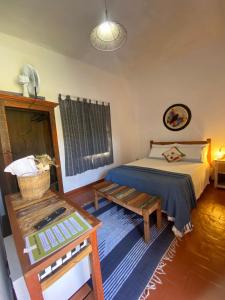 蒂拉登特斯Pouso da Ermelinda的一间小卧室,配有一张床和一张桌子