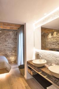 科尔多瓦HomeSuiteHome Córdoba的卧室设有2个水槽、一张床和镜子