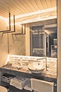 科尔多瓦HomeSuiteHome Córdoba的一间带水槽和大镜子的浴室