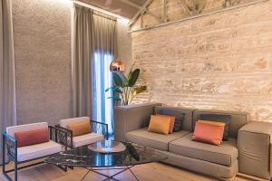 科尔多瓦HomeSuiteHome Córdoba的客厅配有沙发、两把椅子和一张桌子