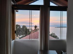 Comunidad YumaniCASA DE LA LUNA-Isla del sol Bolivia的客房设有海景窗户。