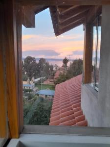 Comunidad YumaniCASA DE LA LUNA-Isla del sol Bolivia的从屋顶的窗户欣赏美景