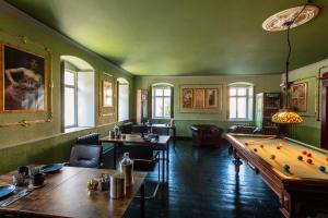 大舍瑙Villa Hänsch Suite 2的一间带台球桌的用餐室和一间禁止吸烟的房间