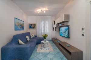 马奥莱Maiori Apartment by Marcel的客厅配有蓝色的沙发和桌子