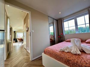 芬克芬NEW - Private Residence - on a lake near Amsterdam的一间卧室配有一张带粉色床单和镜子的床