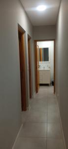 埃塞萨El Descanso的走廊上的浴室设有水槽和镜子