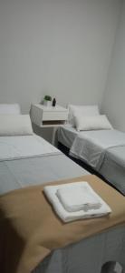 埃塞萨El Descanso的一间设有两张床和一张带餐巾纸的桌子的房间
