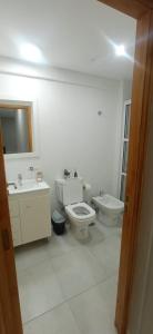 埃塞萨El Descanso的白色的浴室设有卫生间和水槽。