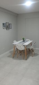 埃塞萨El Descanso的白色房间中的一张桌子和两把椅子