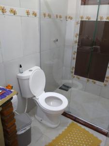 桑塔克鲁茨卡巴利亚Cantinho da Margarete的一间带卫生间和淋浴的浴室