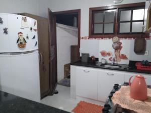 桑塔克鲁茨卡巴利亚Cantinho da Margarete的厨房配有白色冰箱和台面