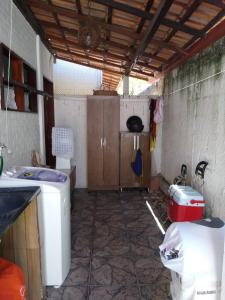 桑塔克鲁茨卡巴利亚Cantinho da Margarete的一间厨房,在房间内配有洗衣机和烘干机