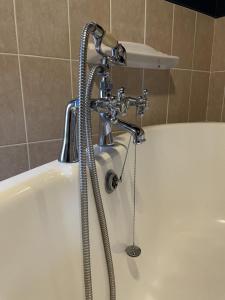约维尔列王纹章酒店的带淋浴的浴室