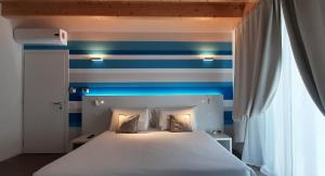 拉齐塞Stella del Garda的卧室设有蓝白色条纹墙