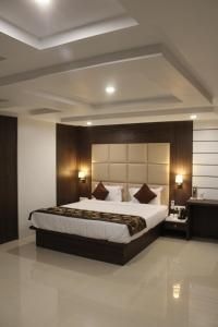 古瓦哈提Hotel Royal Heritage的一间卧室,卧室内配有一张大床