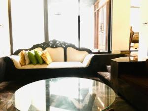 科伦坡VILLA COLOMBO7 5BR HOLIDAY HOME UP to 10 Guests的带沙发和玻璃桌的客厅