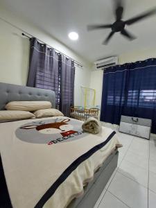 古达S99 HOMESTAY KUDAT的一间卧室配有一张带吊扇的床
