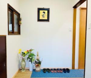 丰中Otami Stay的一条种植了植物的走廊,一条蓝色的地毯