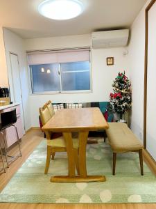 丰中Otami Stay的一间设有桌子和圣诞树的用餐室