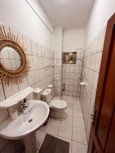 科纳克里De Bali à Conaky *KIPE*的一间带水槽、卫生间和镜子的浴室