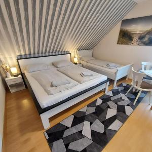 JagelLandgasthof "Hotel zum Norden"的一间卧室配有一张带条纹天花板的床