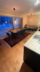 萨伦Perfect winterhouse in Sälen的一个带桌椅的大客厅