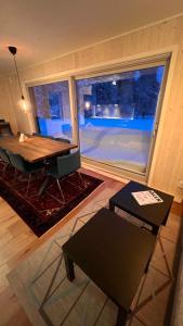 萨伦Perfect winterhouse in Sälen的客厅设有桌子和大窗户