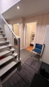 萨伦Perfect winterhouse in Sälen的一间设有楼梯和蓝椅的客房