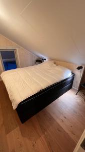 萨伦Perfect winterhouse in Sälen的一间卧室,卧室内配有一张大床