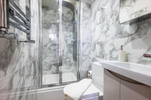 伯明翰Private Rooms With Private Bathrooms In Selly Oak Birmingham的带淋浴、卫生间和盥洗盆的浴室