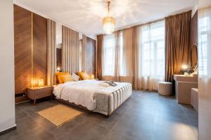 布鲁塞尔luxueux appartement 5 chambre的一间卧室设有一张大床和一个大窗户