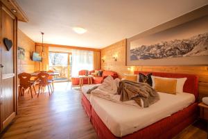 奥伯斯特多夫Brunnenhof Oberstdorf - Ferienwohnungen mit Hotel Service的卧室配有一张床