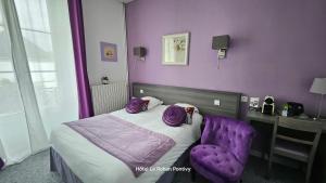 蓬蒂维Hôtel Le Rohan Charme et Caractère的紫色卧室配有一张床和紫色椅子