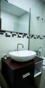 拉各斯KABACHI STACK的浴室设有白色水槽和镜子