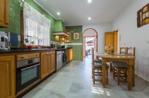 圣玛丽亚港Azvalia Valdeazahares的厨房设有绿色的墙壁和桌椅