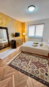 萨拉热窝波斯尼亚豪斯宾馆的一间卧室配有床、镜子和地毯