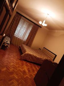伊杰万Luse Guest House的一间卧室设有一张床和一个窗口
